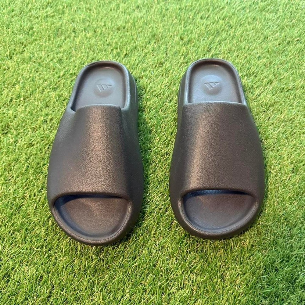 Onyx Black Yeezy Slides 10 men's